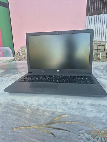 HP noutbuk - Model: HP (15.6" seriyası; qara korpus, HP loqolu qapaq)