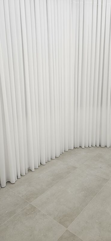 Pərdə və tüllər: Bu dəst tünd bənövşəyi rəngli iki qalın pərdədən və ortada yerləşən ağ — 11