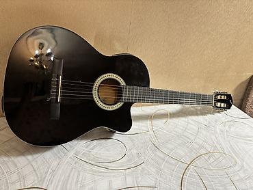 Gitaralar: Klassik akustik gitara – qara rəng, kəsikli (cutaway) korpus dizaynı — 1