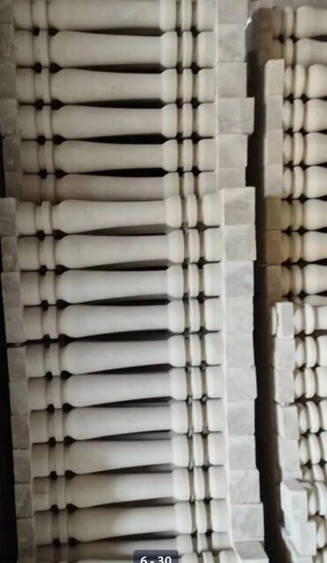 Pilləkən məhəccərləri: Ağ rəngli, müxtəlif formalı və ölçülü dəmir-beton sütunlar. Bu — 23