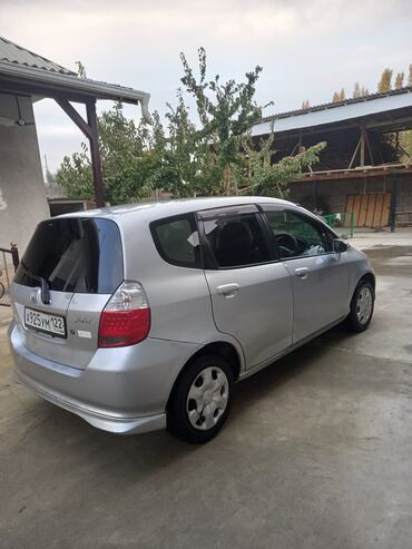 воздушный домкрат для авто: Хэтчбек Honda Fit серебристого цвета, представленный на изображениях