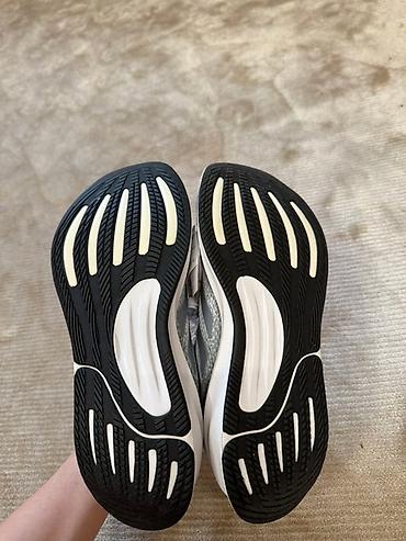adidas boston: Беговые кроссовки Adidas Supernova Stride в светло-сером цвете с — 4