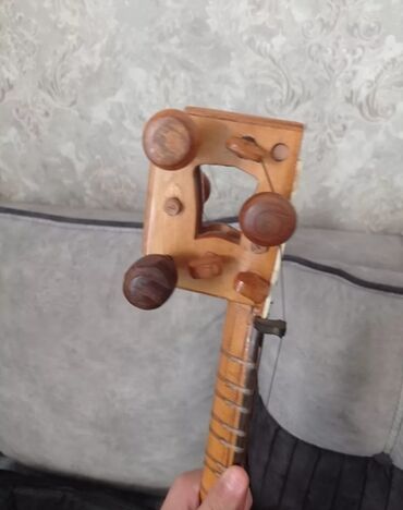 Tar: Tar — ənənəvi Azərbaycan simli musiqi aləti. Xüsusiyyətlər: - Korpus — 7