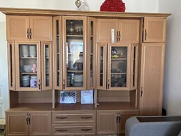 стол руководителя: Секция/горка для гостиной из ЛДСП под светлое дерево с витринами. - — 1