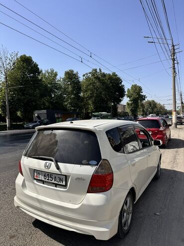 хонда сивик хетчбэк: Белый хэтчбек Honda Fit с передним приводом и автоматической коробкой