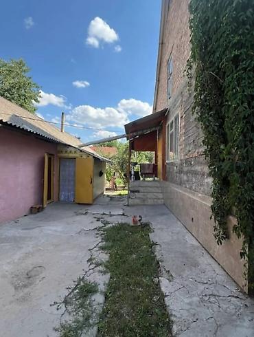 Продажа коттеджей и домов: Продаётся жилой дом с просторными комнатами и большим участком, а — 8