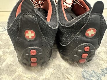 Детская обувь: Swiss ботасы оригинале фирменные в хорошем состоянии б/у размер 40