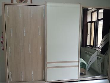 Sürgülü qapılı geyim dolabı - Material: açıq ağac rəngli laminat və
