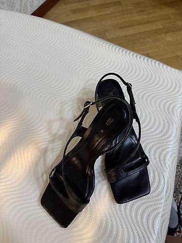 tek pencek: Qadın üçün qara rəngli zərif sandal. Model açıq burunlu, kvadrat — 1