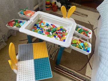 корзина для игрушки: Детский столик со стульчиком и конструктором почти новая