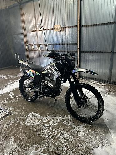 Мотоциклы: Эндуро/дорожный мотоцикл 200–250 см³, черный с голографическими — 1