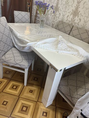 heyet ucun oturacaqlar: Qonaq masası, İşlənmiş, Açılan, Kvadrat masa