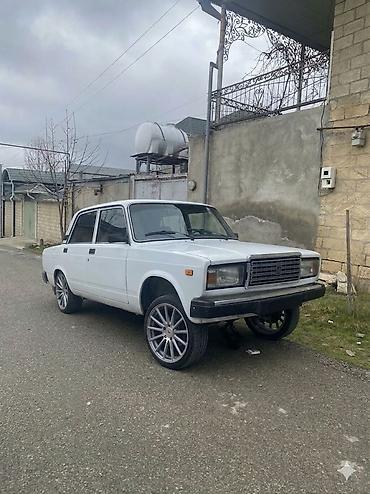 ucuz avto: VAZ 2107 sedan – klassik dizaynlı, ağ rəngdə. - Kuzov: 4 qapılı — 1