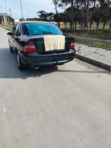 elantra qapi: Opel Vectra B sedan – tünd yaşıl rəng, 4 qapı, 5 yerlik rahat salona — 5