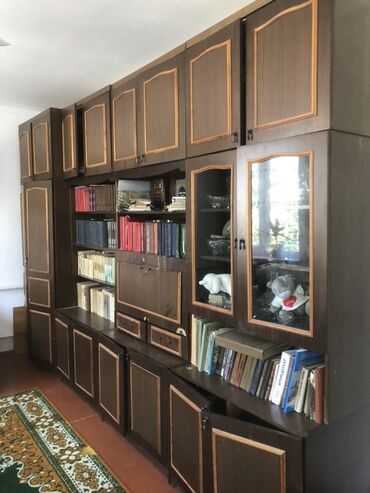 шкаф гардеробной: Классическая мебельная стенка из темного дерева с декоративными