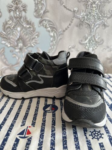 zhenskie krossovki adidas supernova: Продаю новую кожаную обувь. Подайдет и девочкам и мальчикам, 21 размер
