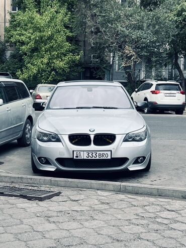 купить двигатель бмв х5 дизель: Серебристый седан BMW 5 серии припаркован на улице. Автомобиль оснащен
