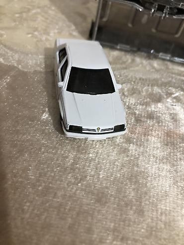 1: Məhsul: Miniatür maşın kolleksiyası + daşıma/qoruyucu vitrin qutuları — 4