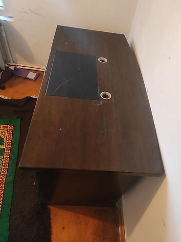 Ofis masası – tünd qəhvəyi rəng, klassik dizayn. - Material