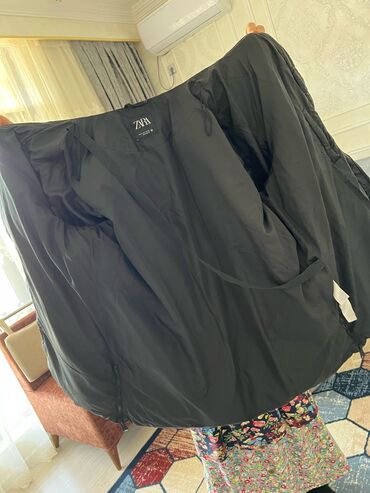 bir qadin 370: Женская куртка Zara, S (EU 36), цвет - Черный