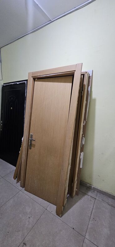 qapi pencere qiymetleri: Qonaq otağı üçün İşlənmiş Otaq qapısı 80x200 sm Naliçnik ilə, Ünvandan götürmə