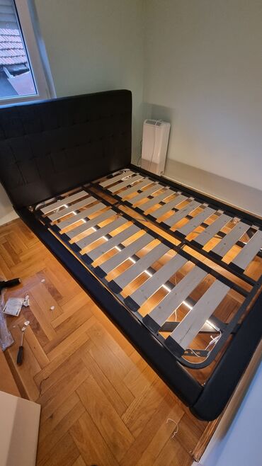 Kreveti: Kreveti su izradjeni od kvalitetnog drveta i celicne konstrukcije — 11