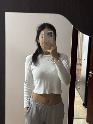 Другая женская одежда: Набор женской одежды (4 позиции) 1) Белый кроп-топ с длинным рукавом — 1
