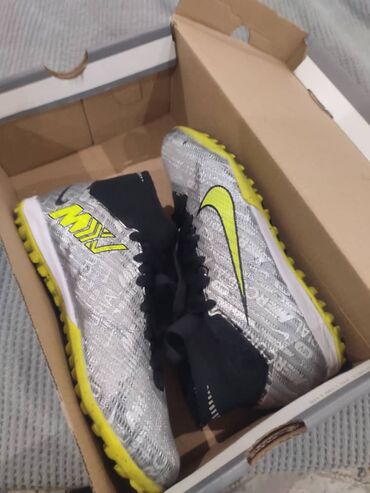 спортивные бриджи мужские: Мужские кроссовки, 37, Nike, Новый, цвет - Серебристый, Самовывоз
