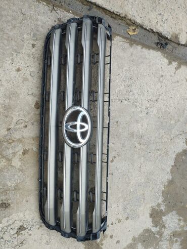Решетки, облицовки: Решетка радиатора Toyota Б/у, Оригинал