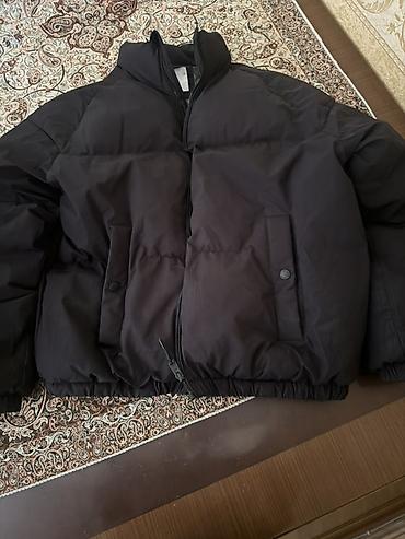 Kişi geyimləri: Qara rəngli qısa pufik qış gödəkçəsi - Rəng: mat qara - Model — 1
