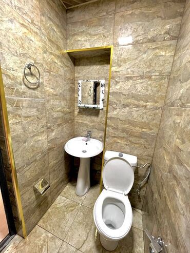 Ofislər: 28 may metrosuna yaxin tehsil nazirliyine yaxin 9 mertebeli binanın — 2