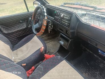 Volkswagen: Volkswagen Jetta: 1987 г., 1.8 л, Механика, Бензин, Хэтчбэк