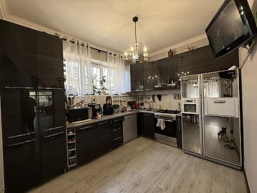 Продажа коттеджей и домов: 6 комнат и более, 200 м², 10 соток, Бишкек, Риэлтор — 13