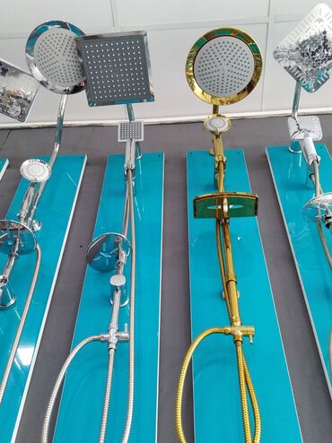 xar tut: Müxtəlif dizaynlarda duş başlıqları dəsti. Dəstlərə dairəvi, kvadrat