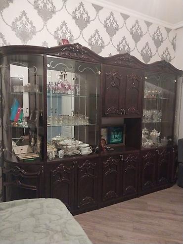 şuşəli dolab vitrini: Klasiya üslubda iri vitrinli-qorka mebeli - Material: tünd rəngli — 1