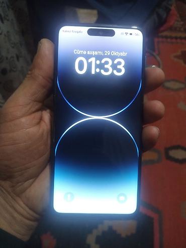 xiaomi not 13 pro: Smartfon, mavi rəngdə korpusla təqdim olunur. Cihazın ön hissəsində — 1