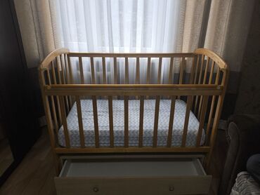 шкаф офисный бу: Деревянная детская кроватка, выполненная в натуральном светлом оттенке