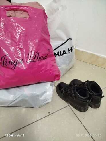 или меняю с доплатой мне: Отдам за оригинальный шоколад Зимние вещи на девочку от 5 до 7 лет