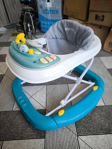 Uşaq gəzdirəni – Babywalker - Rənglər: ağ korpus, mavi alt baza, boz