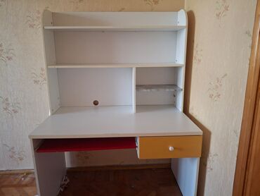 Masa və oturacaq dəstləri: Kompüter masası, Açılmayan, Dördbucaq masa