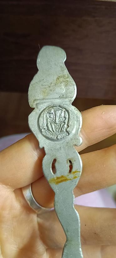 komode bele forma ideale: Dekorativna kašika od sivog metala sa reljefnim motivima - Materijal — 3