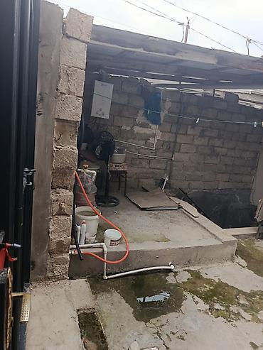 suraxanida: Həyət evi – geniş həyət qapısı və hasarla çevrili sahə. köhnə Suraxanı — 4