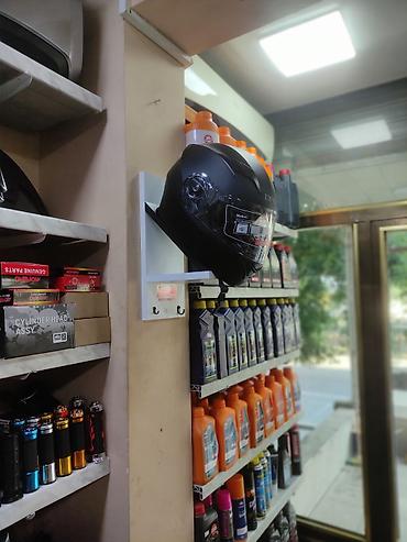 kask aksesuarları: Motosiklet kaskınızı və digər aksesuarlarınızı rahat və səliqəli — 3