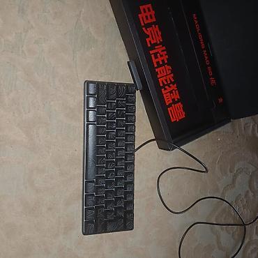 en ucuz oyuncu laptop: Mekanik klaviatura – 60% ölçülü kompakt model. Qara korpus və unikal — 1