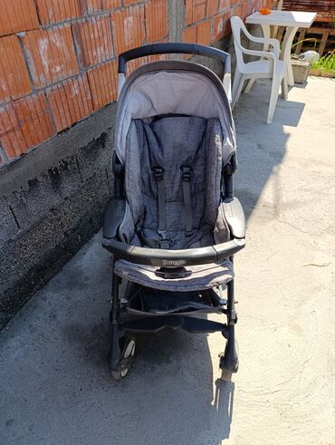 Kolica za bebe: Aluminijumski ram omogućava lako sklapanje i rasklapanje kolica, kao — 1