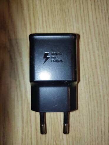 Adapteri i punjači za laptop: Univerzalni USB-C adapter za laptop crne boje sa snagom od 65W — 8