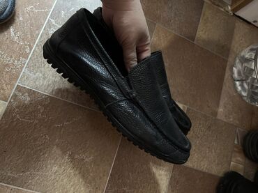 Кроссовки и спортивная обувь: Продаю обувь на мальчика, 37 размер. Все в отличном состоянии. Цена — 7