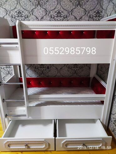 Ağ rəngli ikimərtəbəli çarpayı, qırmızı yumşaq başlıqları və yataq