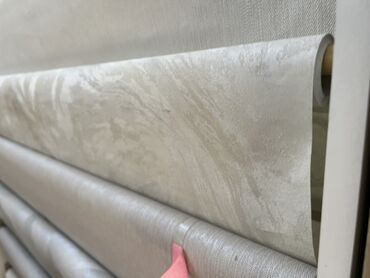 полка для документов: Обои рулонные, светлые, с деликатным текстурным узором под