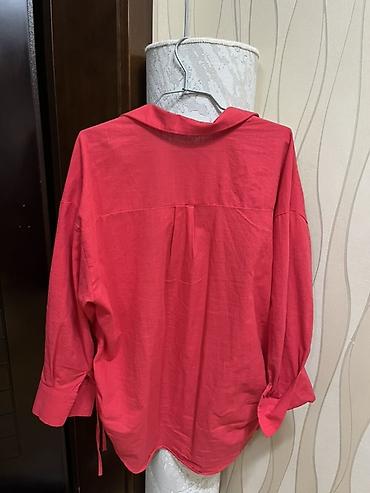 sortlar: Qadın köynəyi – oversize kəsim, parlaq qırmızı rəng. - Model: düyməli — 2